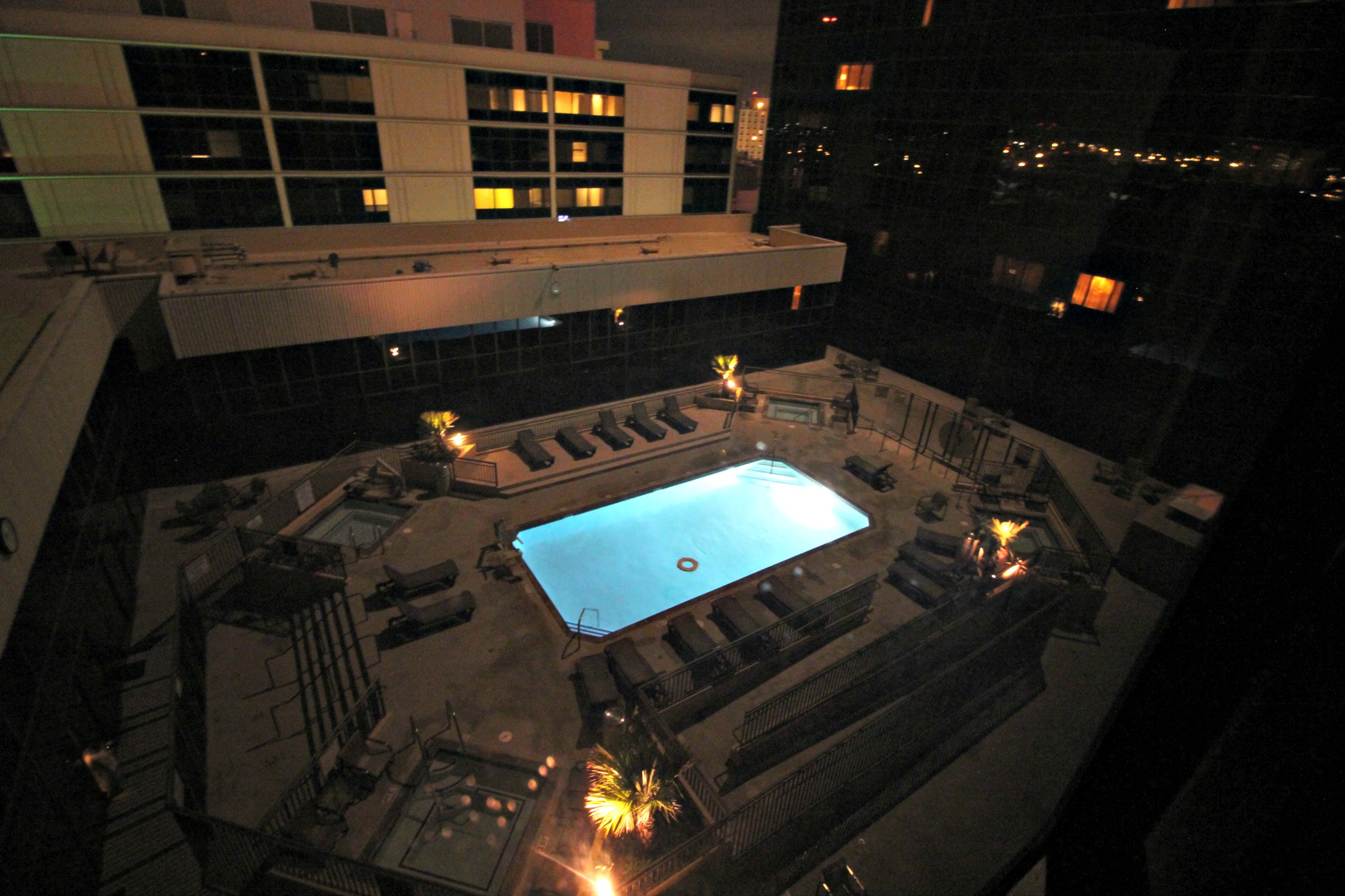 Uitzicht vanuit kamer op zwembad